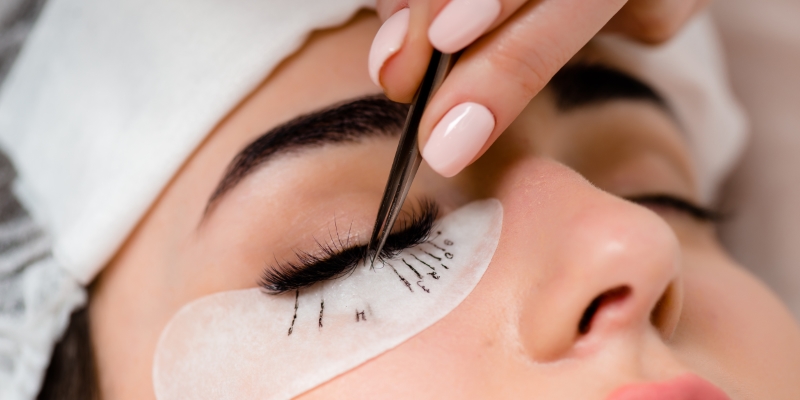 Eyelash extensions in the beauty salon. Training and marking.
